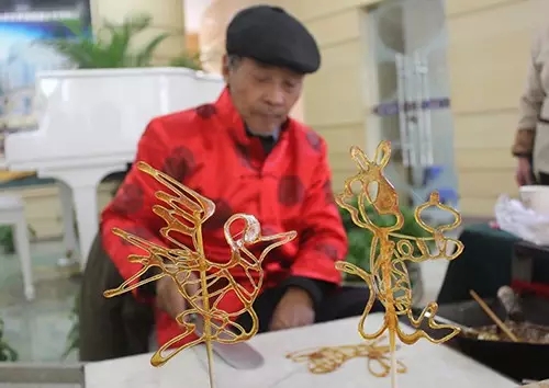 “欢乐中国年 幸福东外滩”之花式糖画DIY开启!